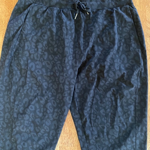 Sweaty Betty XXL Explorer Tapered Athletic Pants Black Leopard Print Pull On - Picture 3 of 13